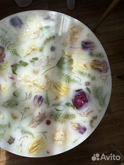 Журнальный столик в гостиную