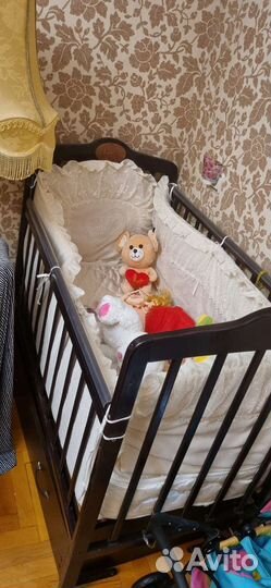 Детская кроватка с маятником и ящиком