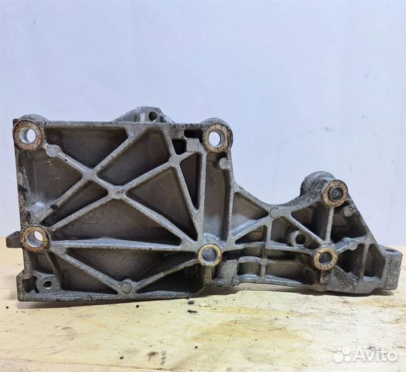 Кронштейн генератора VW Passat (B6) 2005-2010