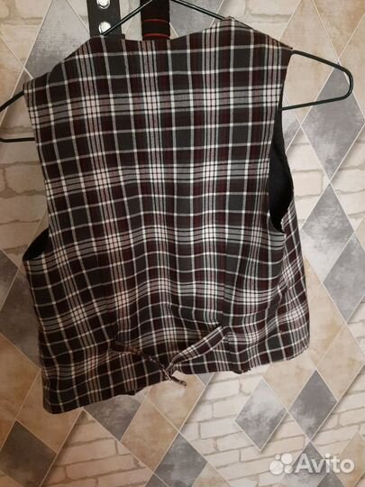 Продам жилетку школьную