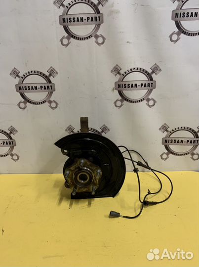 Ниссан Tiida C13 Передний поворотный кулак левый