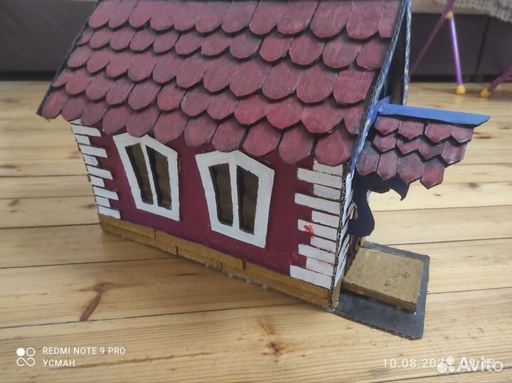 Картонный домик