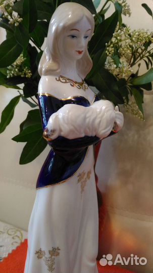 Статуэтка Фарфор. Дама с собачкой