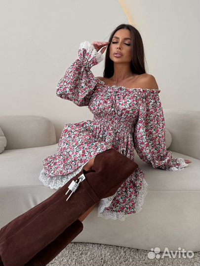 Женственное платье с цветочным принтом