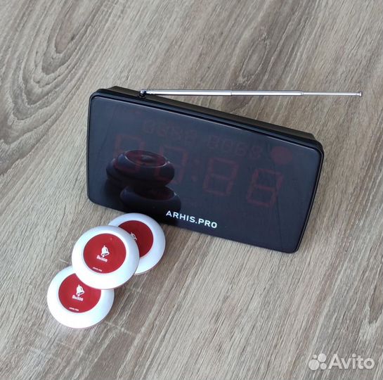 Кнопка вызова официанта и табло отображения вызова