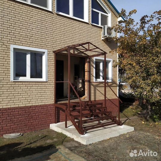 Крыльцо с перилами