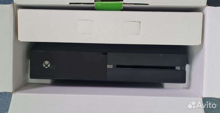 Xbox One с документами и коробкой