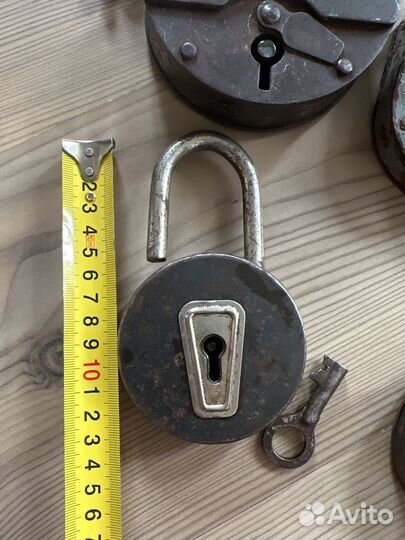 Навесной замок старинный