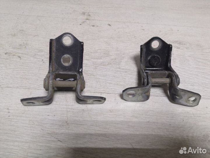 Петли двери задние левые Mazda Tribute epew YF