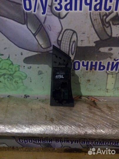 Кнопка стеклоподьемника Opel Astra J