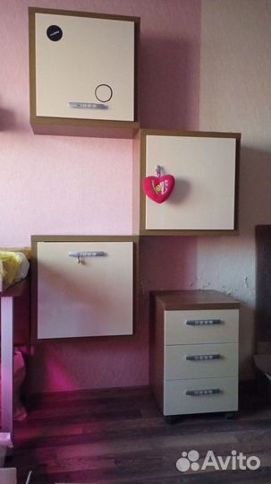 Ящики настенные и тумбочка