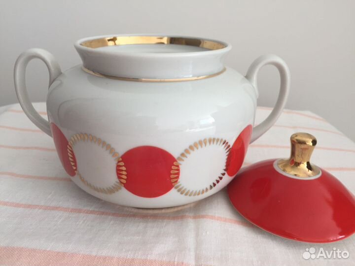 Сахарница, тарелки, пиалы, салатник