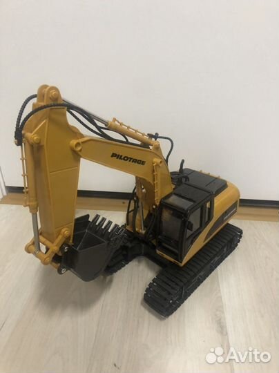 Экскаватор игрушка на пульте