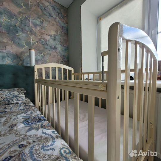 Детская кроватка с маятником