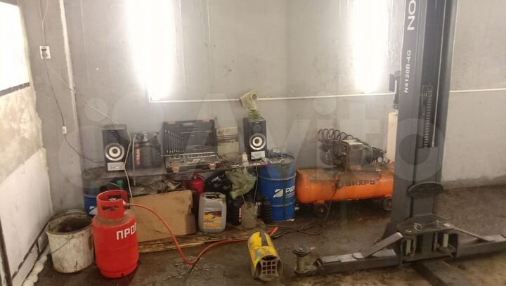 Гараж с подъемником, автосервис