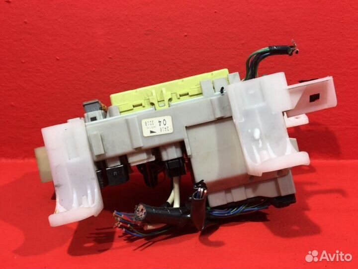 Блок предохранителей в салон Toyota Corolla E12