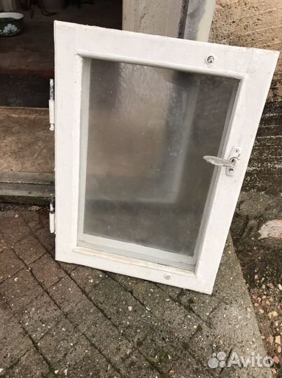 Старые деревянные окна и двери, со стеклами