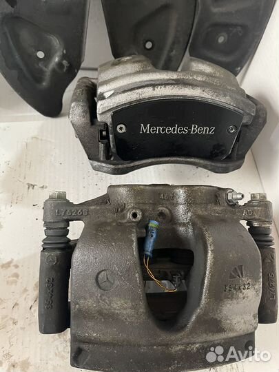 Суппорта тормозные передние на Mercedes G350
