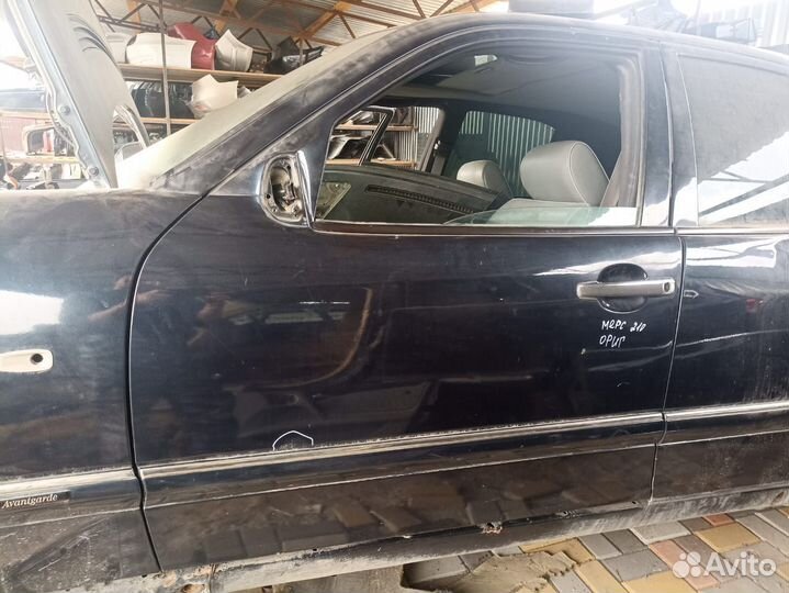 Мерседес Е 210 дверь передняя левая черная