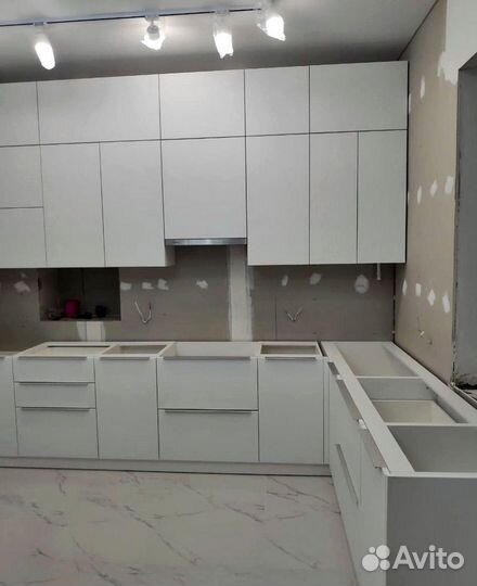 Кухни на заказ с практичными ящиками