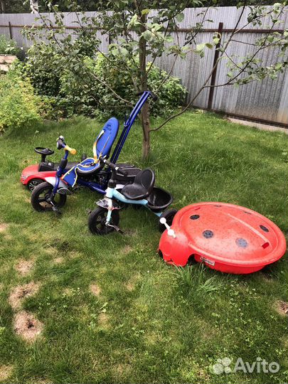 Велосипеды, песочница, машина-пушкар