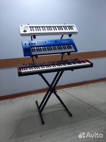 Трехэтажная клавишная стойка