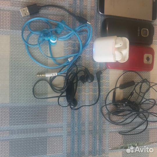 Мобильные телефоны,зарядки,гарнитуры