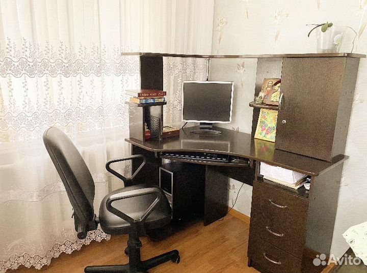 Компьютерный стол с компьютером