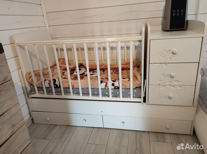 Детская кроватка с маятником