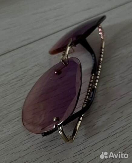 Солнцезащитные очки бренда 