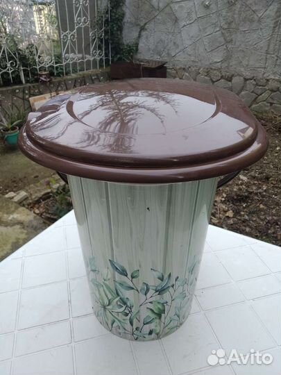 Ведро пластиковое с крышкой