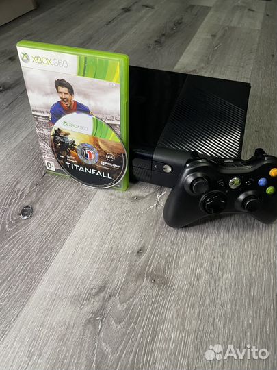 Xbox 360E 500GB + Джойстик