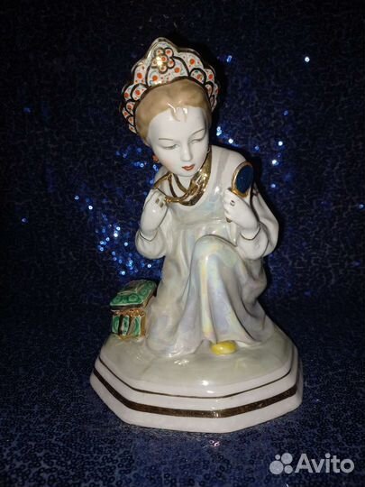 Фарфоровая статуэтка 