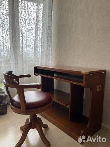Компьютерный стол с креслом