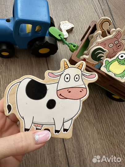 Синий трактор с прицепом