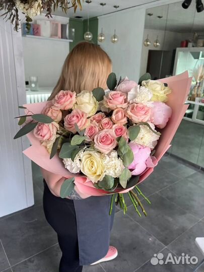 Букет из пионов и роз