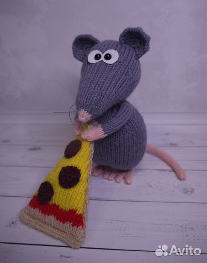 Крыска с пиццей, мягкая игрушка, связана на спицах