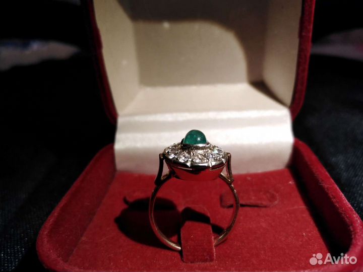 Кольцо с бриллиантами и изумрудом