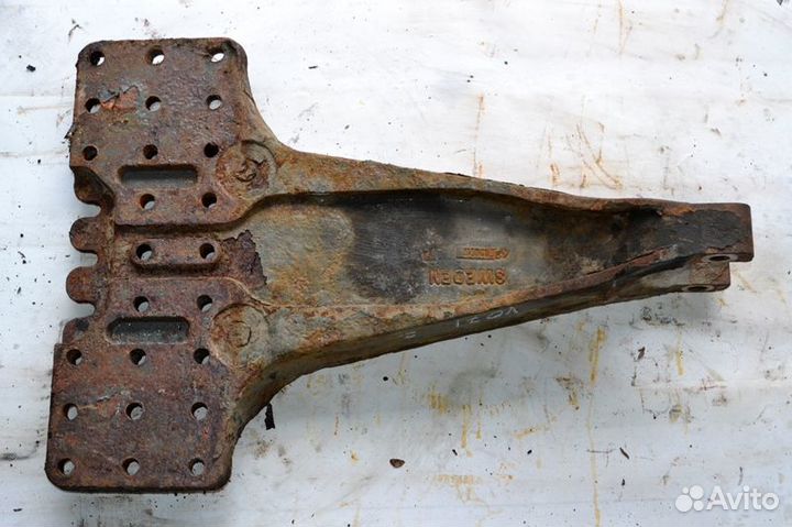 Кронштейн реактивной тяги, ведущего моста,левый vo