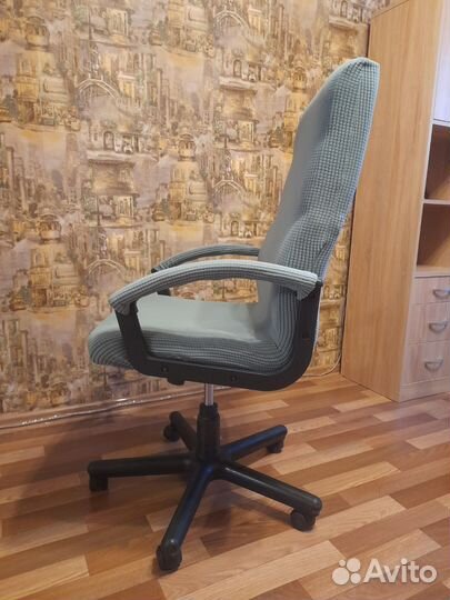 Компьютерное кресло бу в чехле