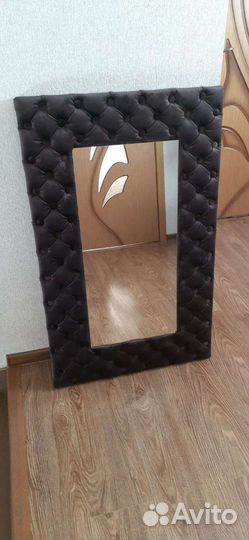 Зеркало в рамке с каретной стяжкой