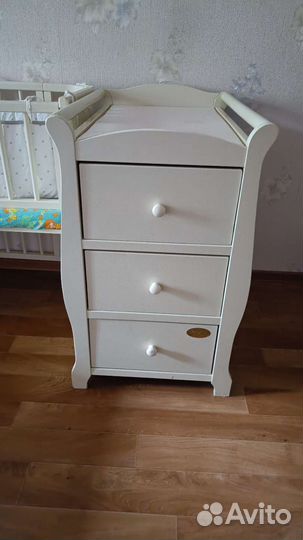 Детская кроватка и пеленальный комод