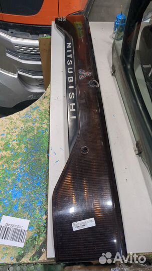 Накладка под номер Mitsubishi Montero Sport / Pajero Sport, 2004