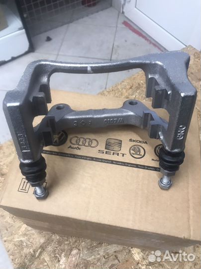 Скоба тормозного суппорта VAG 2007- зад. лев