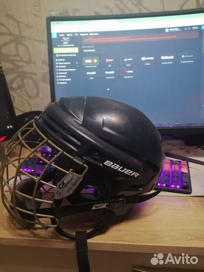 Хоккейный шлем