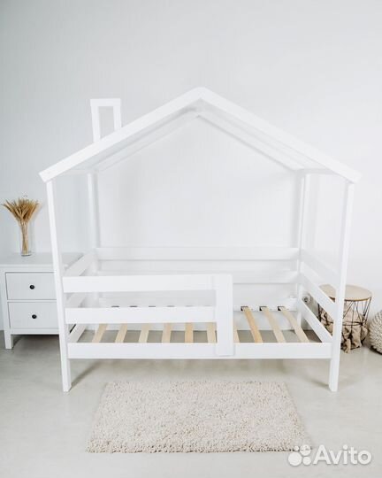 Детская кровать Домик из массива