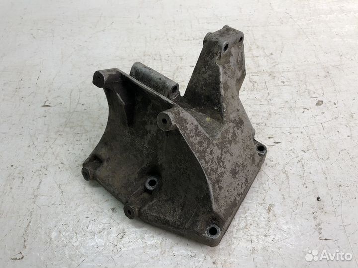 Кронштейн гура и генератора M103 для Mercedes W124