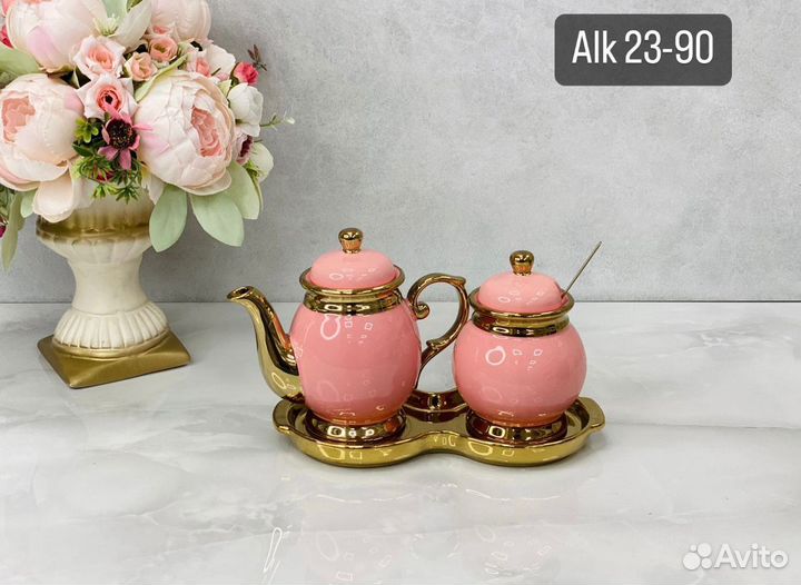 Чайник и сахарница