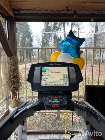 Беговая дорожка life fitness