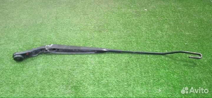 Поводок стеклоочистителя передний правый Nissan